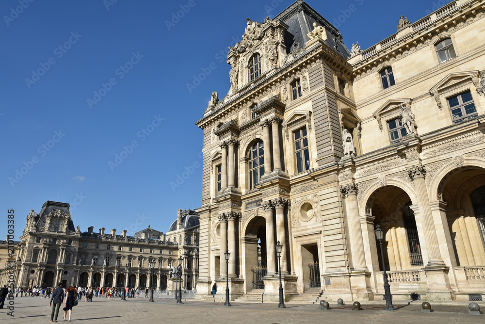Pavillons du Palais du Louvre à Paris, France