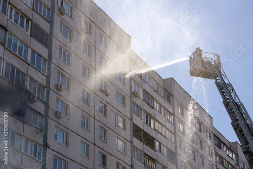 Foto Fireman extinguishes a fire in an apartment building