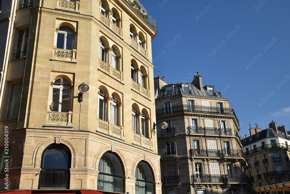 Immeubles parisiens au soleil, France