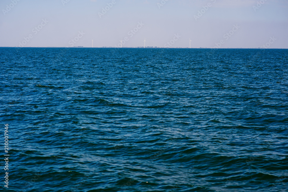 Obraz premium the blue ocean with dull clouds on a lovely sunny day