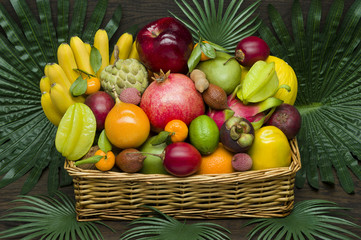 Crédence de cuisine Fruits Fruits thaïlandais panier osier feuilles de palmier  © antonmatveev
