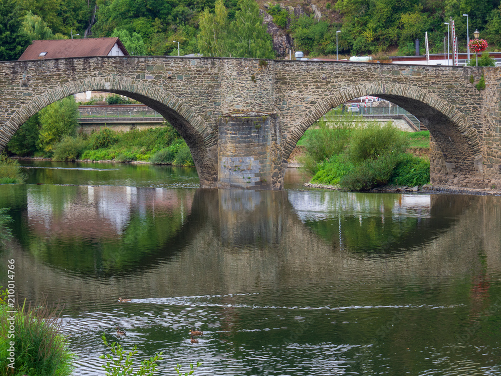 Fototapeta premium Alte Brücke über die Lahn inm Runkel
