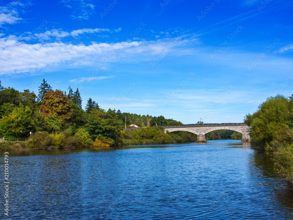 Die Lahn bei blauem Himmel im Sommer Die Lahn bei blauem Himmel im Sommer