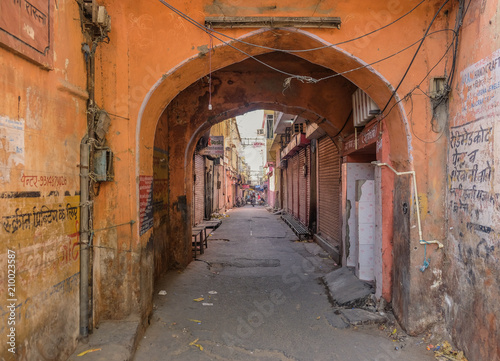 Jaipur, Rajastan, India - April 1, 2018: A lonely and narrow street in the center of the pink city of Jaipur © Rafael
