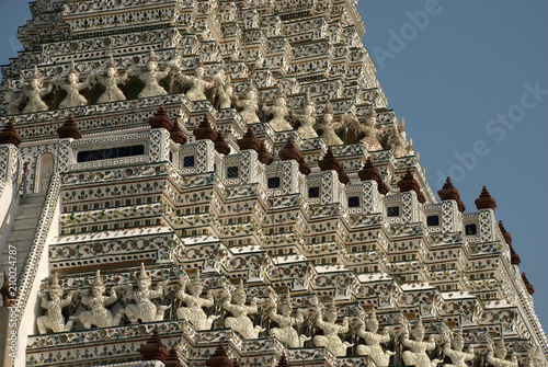 Türme des Prunkvollen buddhistischen Tempels Wat Arun in Bangkok, Thailand photo