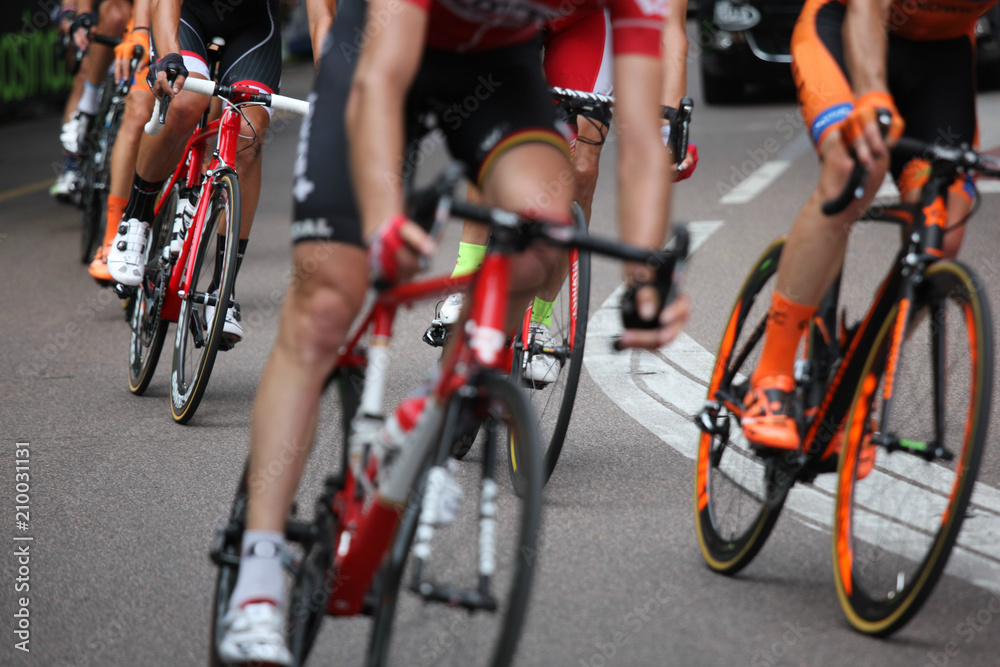 Naklejka premium Ciclisti in gara