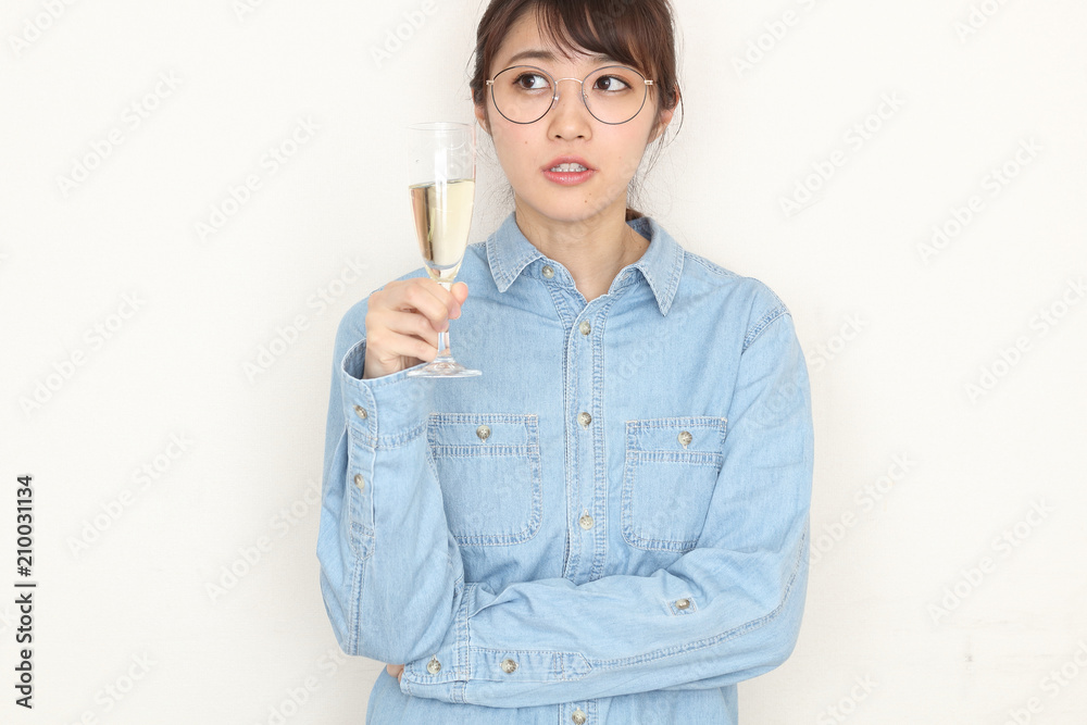 女性　シャンパン