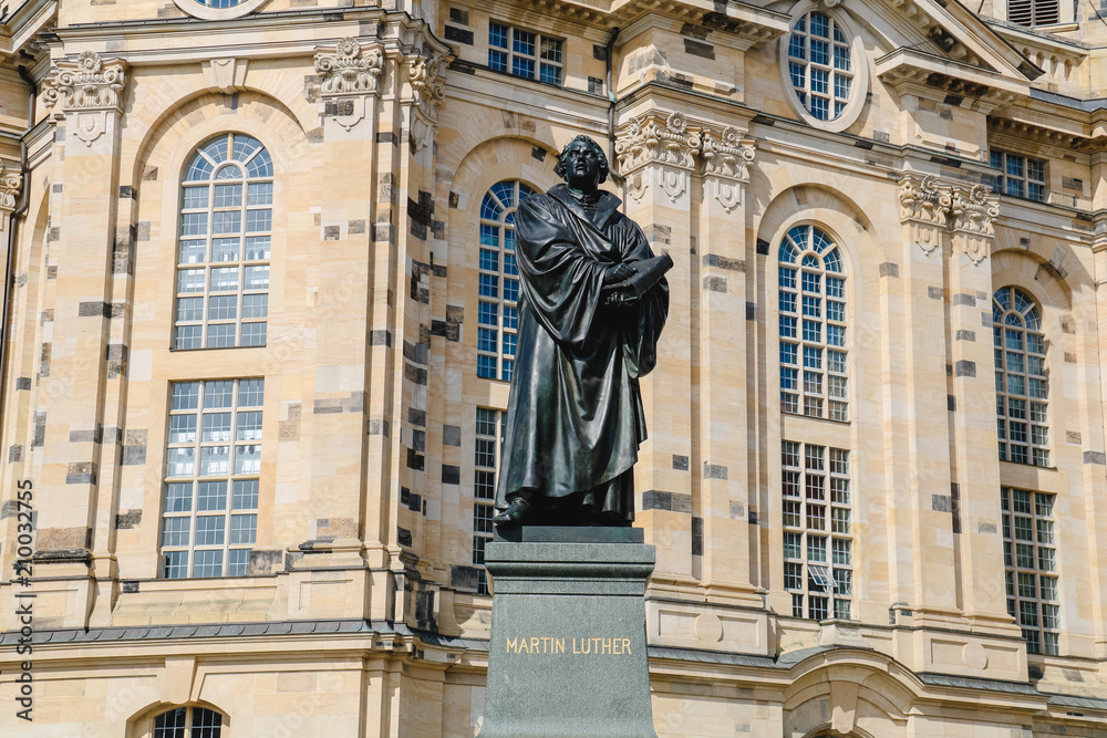 Martin Luther Statue an der Dresdener Frauenkirche in Sachsen in Deutschland