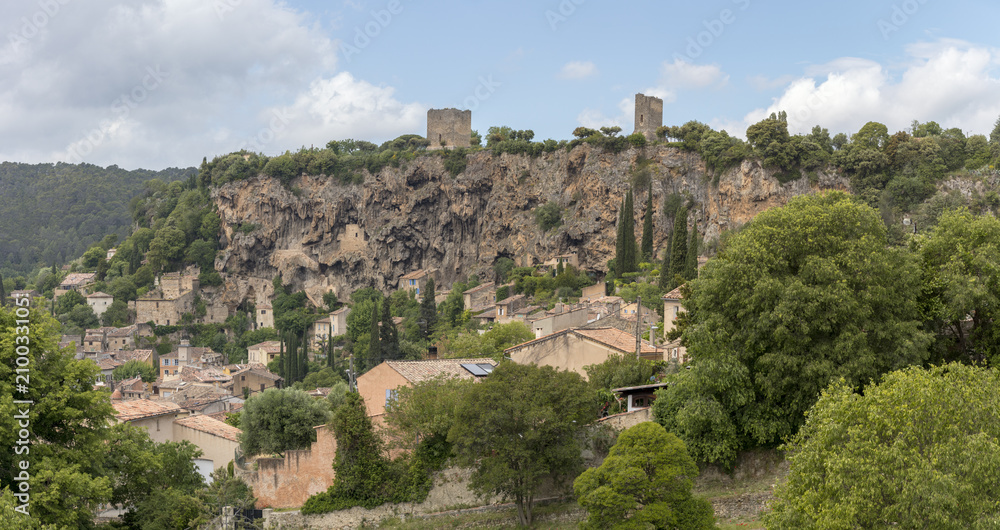 Panoramablick auf kleines Dorf in suedfrankreich provence