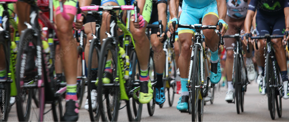 Fototapeta premium Ciclisti in gruppo