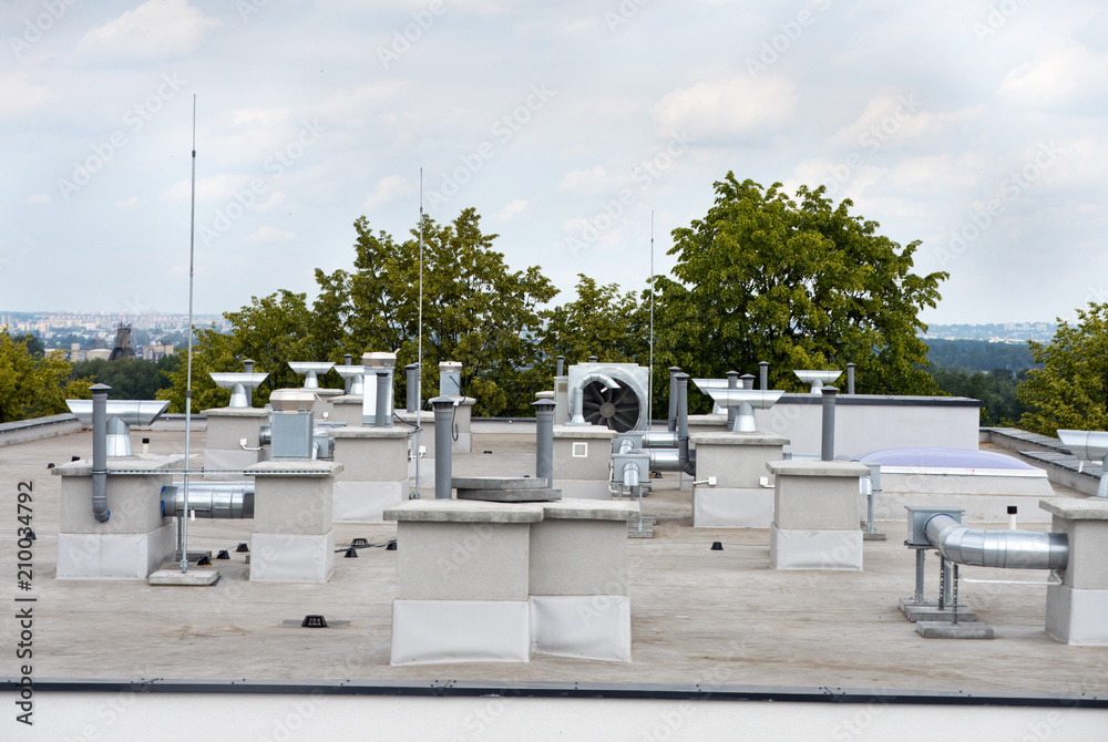 Fototapeta premium Elementy klimatyzacji i wentylacji umieszczone na dachu budynku