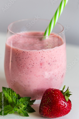 Strawberry smoothies with mint