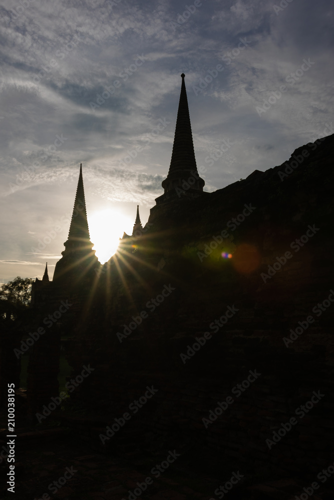 Fototapeta premium Silhouette wat phra si sanphet in Ayutthaya, Thailand