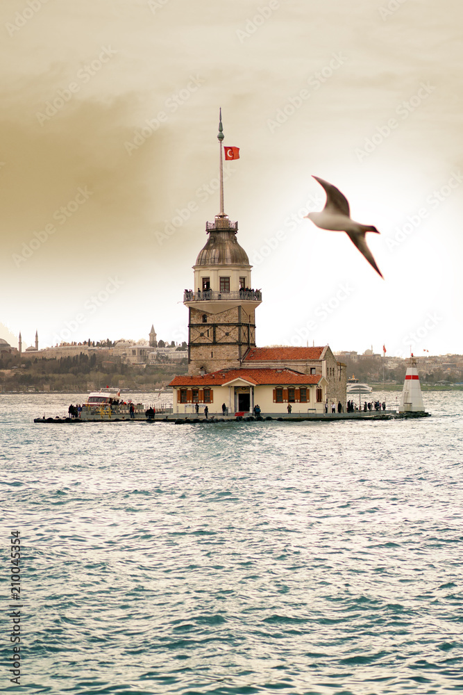Fototapeta premium Awesome sky and Maiden's Tower (kiz kulesi) in istanbul
