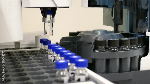 Autosampler im Labor, Gaschromatograph  photo