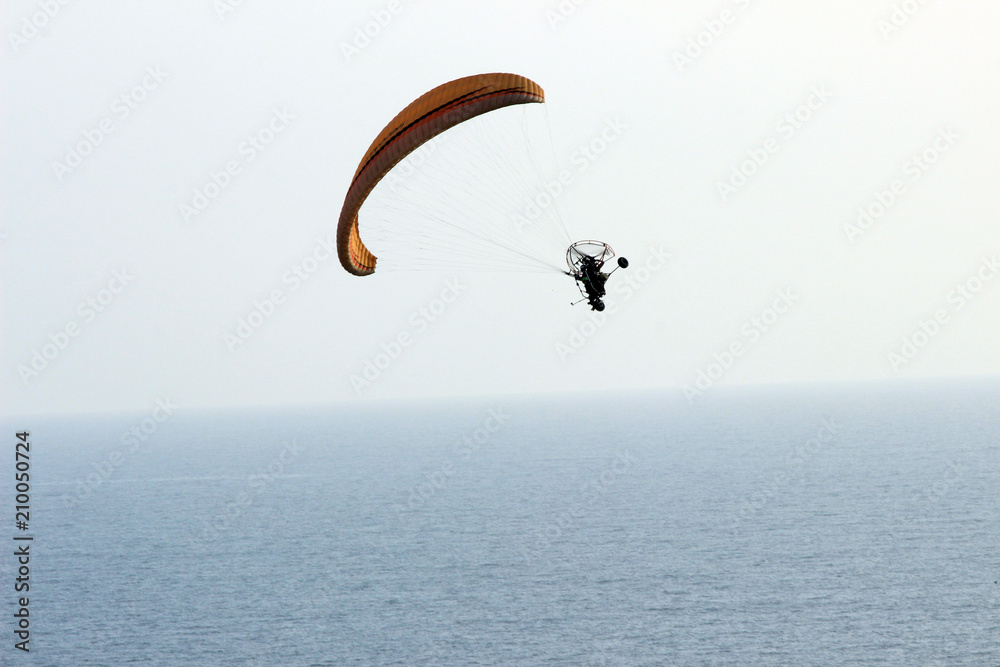Persona en parapente sobre el océano Persona en parapente sobre el océano