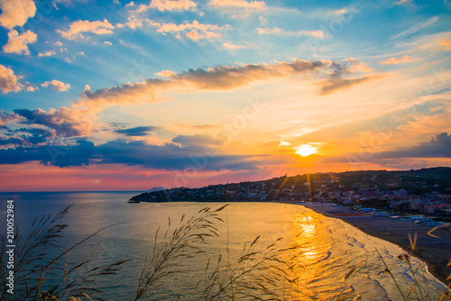 Tableau sur toile Tramonto con nuvole sulla Spiaggia di Serapo a Gaeta