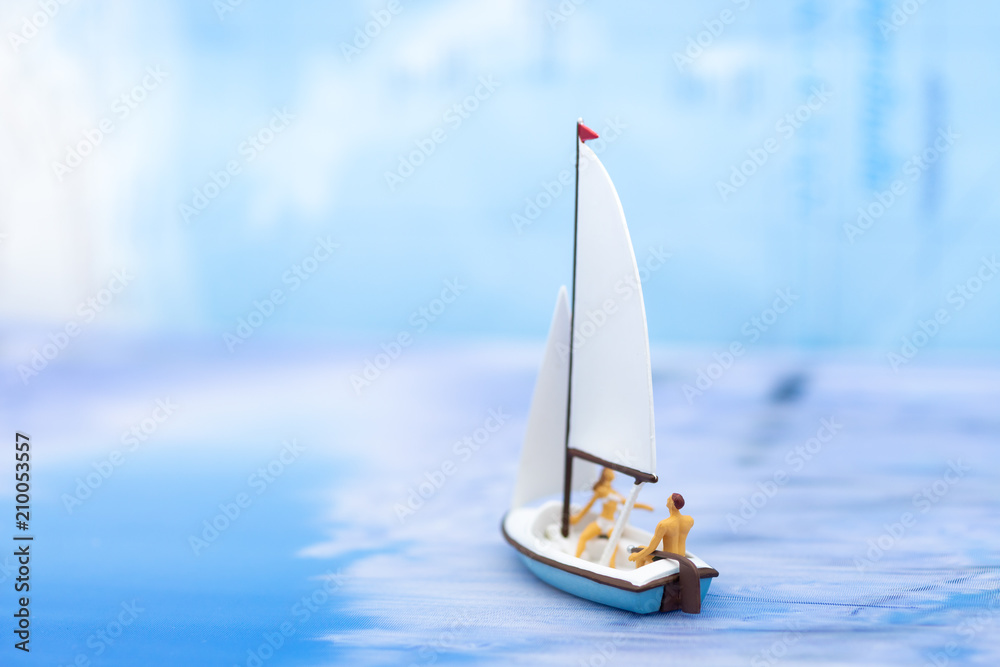 Naklejka premium Miniature people, Rowing boat in the ocean. Image use for sports concept.
