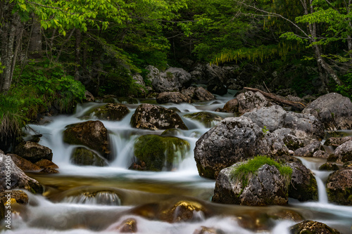 Tranquillo flusso d'acqua delle piccole cascate vicine alla sorgente del fiume Isonzo, ne Parco nazionale del Triglav, Slovenia