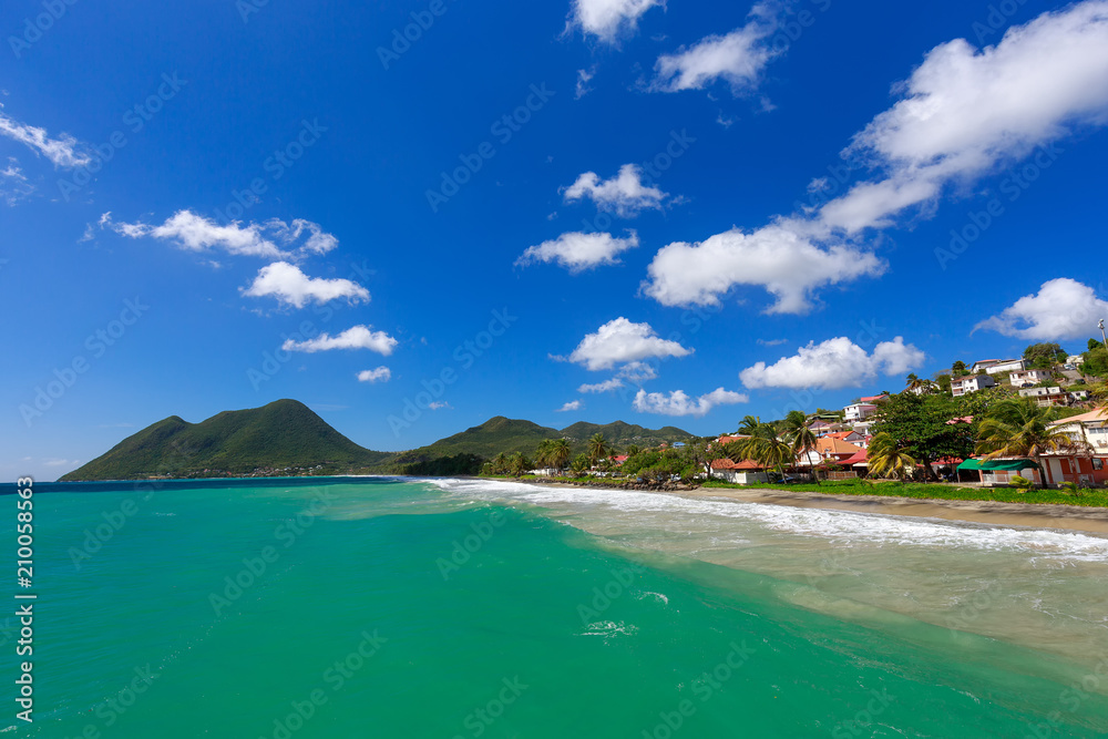 Beautiful Le Diamant beach and village, Martinique, Caribbeans. Caribbean  Martinique beach coconut foto de Stock | Adobe Stock