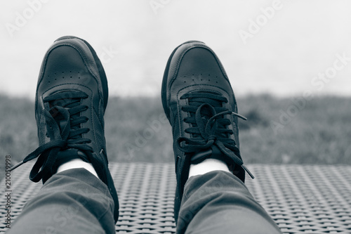 Черные классические кроссовки на ногах