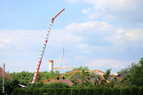 Robotnicy na budowie dachu z drewnianych belek. © Stanisław Błachowicz