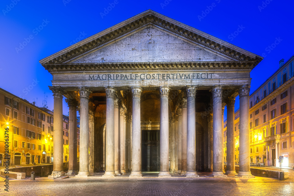 Obraz premium View of Pantheon and Rotonda square. Rome, Italy