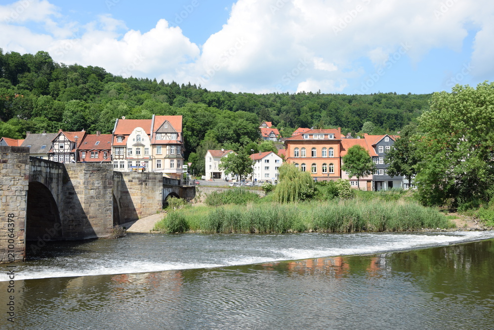 Fototapeta premium Werra an der Alten Werrabrücke in Hannoversch Münden