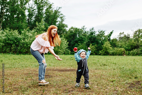 Fotografía Portrait of a happy little boy playing in the park
