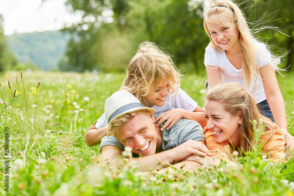 Fototapeta premium Familie hat Spaß auf einer Sommer Wiese