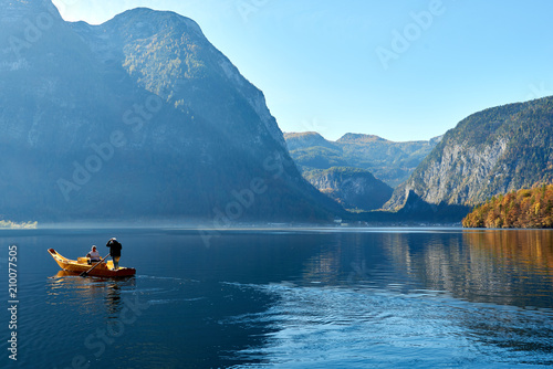 Hallstättersee bei Obertraun. Zwei Leute sind im Boot. Schöner Sonnenaufgang