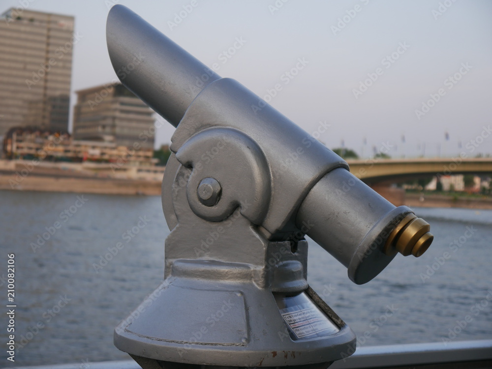 Fernglas in der Nähe vom Hafen in Hamburg Fernglas in der Nähe vom Hafen in Hamburg