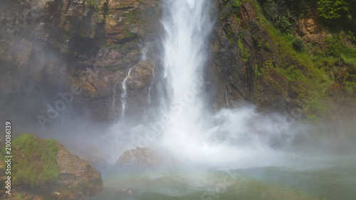 Queda da cachoeira, água batendo nas pedras.