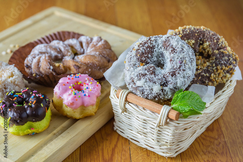 Tableau sur toile donut in a wicker basket
