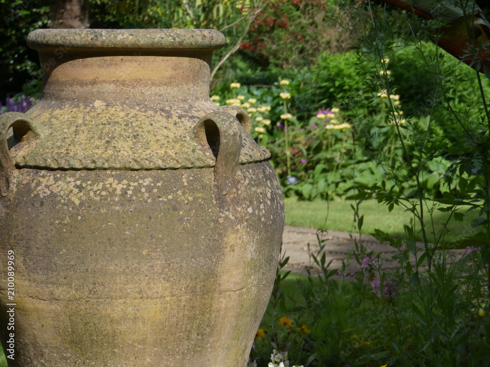 Obraz premium A large ornamental garden planter or vase set in gardens as a feature in England