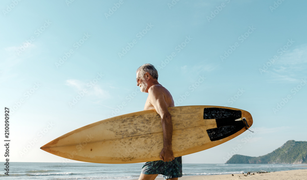 Surfer at a nice beach - obrazy, fototapety, plakaty 