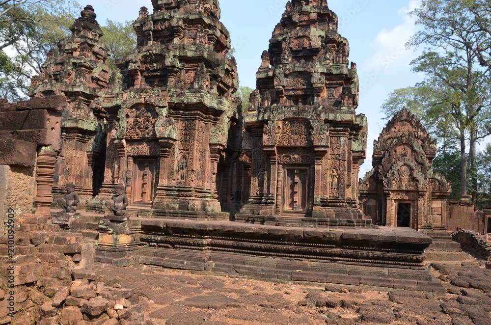 Naklejka premium Banteay Srei angkor cambodia ancient sculpture relief