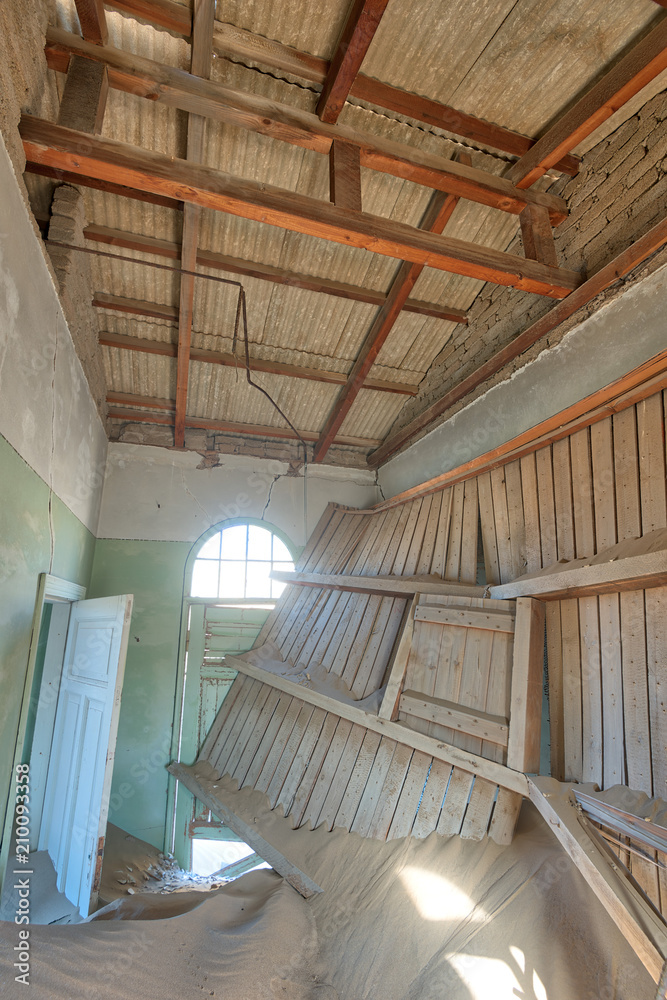Obraz premium Kolmanskop Deserted Diamond Mine in Southern Namibia taken in January 2018