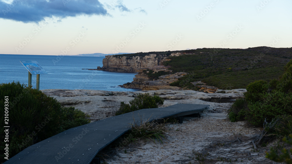 Obraz premium Hiking trail near cliff coast line