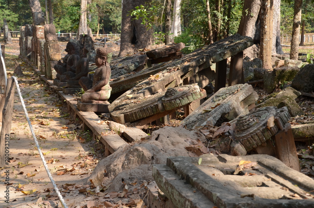 Banteay Srei angkor cambodia ancient sculpture relief