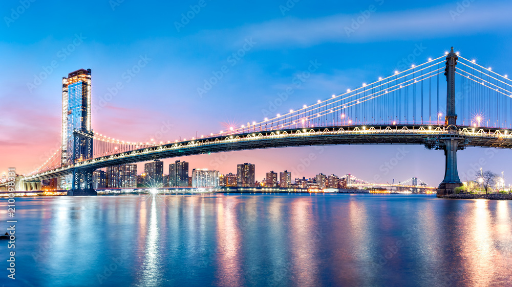 Naklejka premium Manhattan Bridge panorama przy świtem