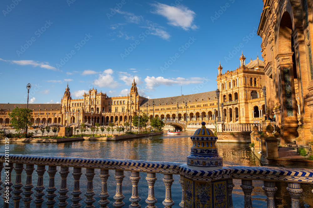 Obraz premium Plaza de España in Seville, Spain. Exposure of the Plaza de España in Seville, Spain, during Springtime before sunset