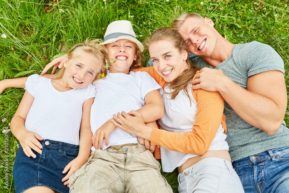 Glückliche Familie und Kinder im Garten Stock Photo | Adobe Stock