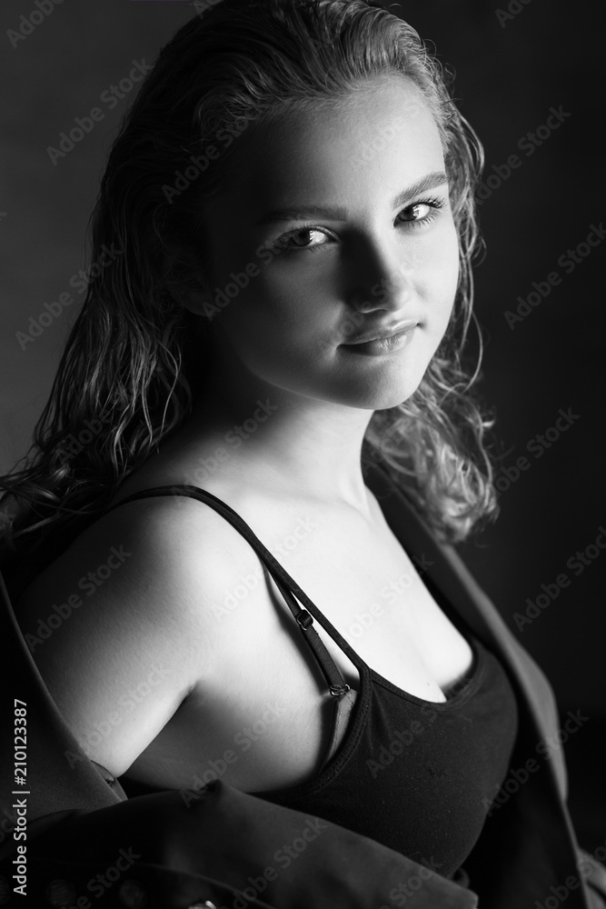 Naklejka premium The sympathetic girl stands in the room