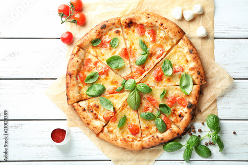 Φωτογραφία Delicious pizza Margherita on wooden background