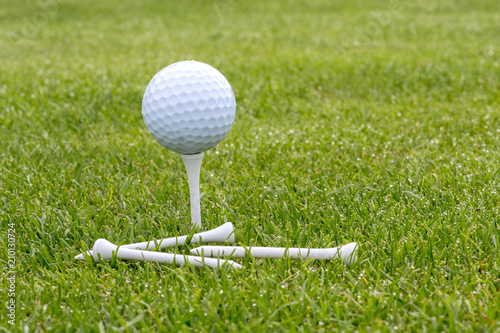 Stifte und Golfball auf  Stift am Abschlag auf dem Golfplatz photo