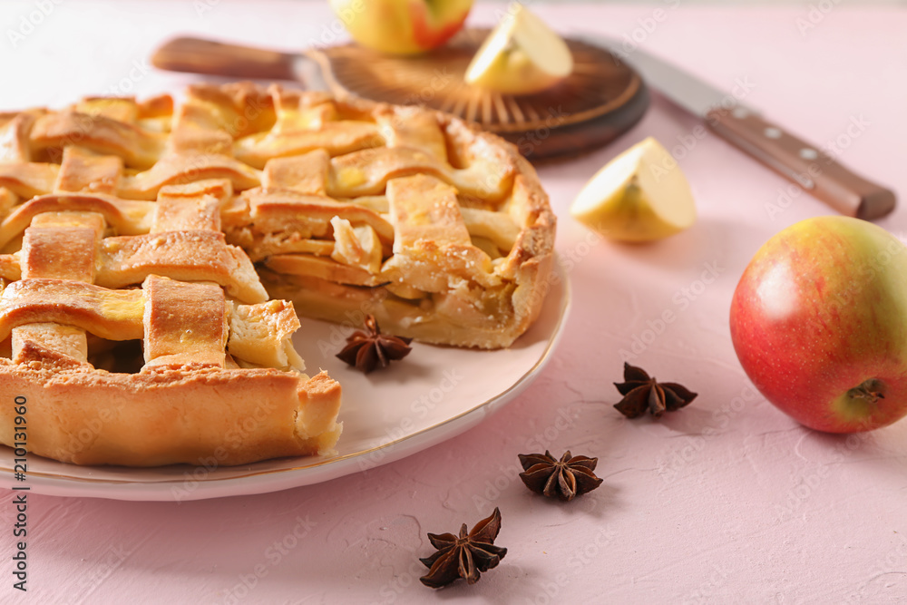 Fototapeta premium Plate with delicious apple pie on light background
