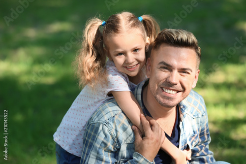 Happy father and daughter in green park © Pixel-Shot