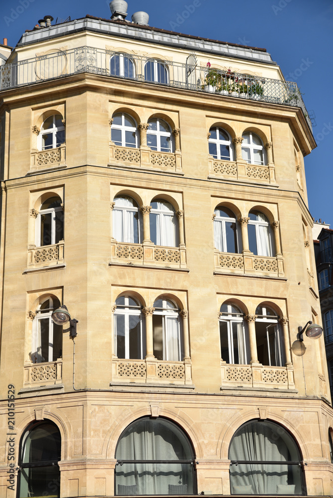 Immeuble à fenêtres géminées à Paris, France