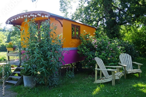 CARAVAN FITTED OUT IN UNUSUAL HOUSING. PEACEFUL PLACE FOR A NIGHT CLOSE TO THE NATURE.